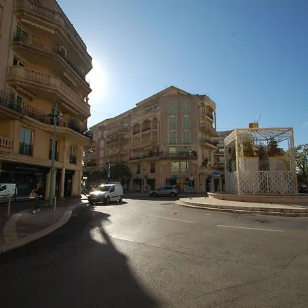 Grand 2p Face Avec Balcon, Parking, Piscine Et En Centre-ville A - Fr-1-196-284 Apartment Menton