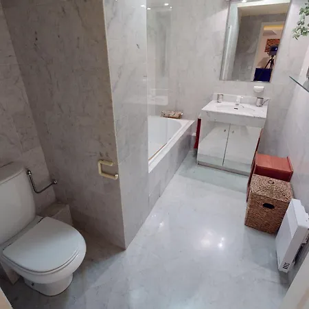 Grand 2p Face Avec Balcon, Parking, Piscine Et En Centre-ville A - Fr-1-196-284 Apartment