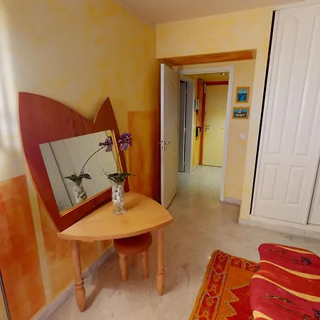 Grand 2p Face Avec Balcon, Parking, Piscine Et En Centre-ville A - Fr-1-196-284 * Menton