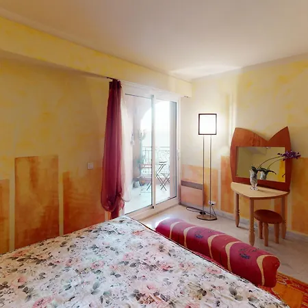 Grand 2p Face Avec Balcon, Parking, Piscine Et En Centre-ville A - Fr-1-196-284 Apartment *