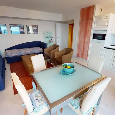 Grand 2p Face Avec Balcon, Parking, Piscine Et En Centre-ville A *