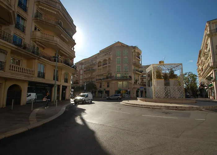 Grand 2p Face Avec Balcon, Parking, Piscine Et En Centre-ville A - Fr-1-196-284 Apartment Menton