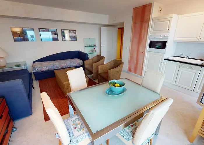 Grand 2p Face Avec Balcon, Parking, Piscine Et En Centre-ville A - Fr-1-196-284 *